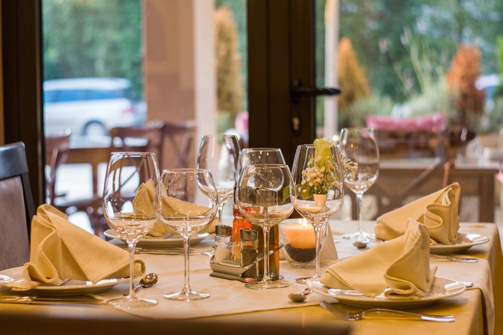 restaurant-dining-table